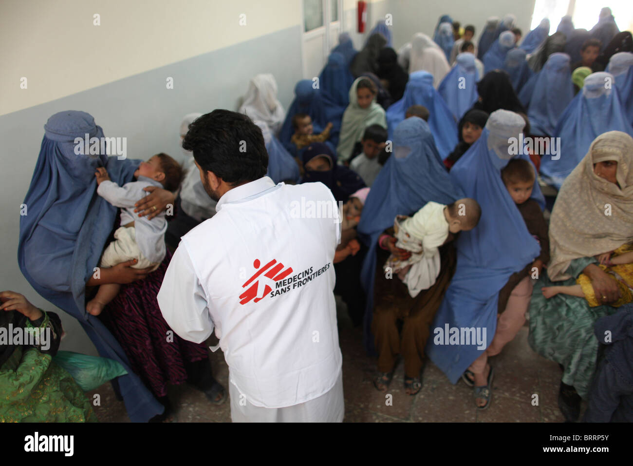 Les femmes afghanes dans un hôpital salle d'attente Banque D'Images