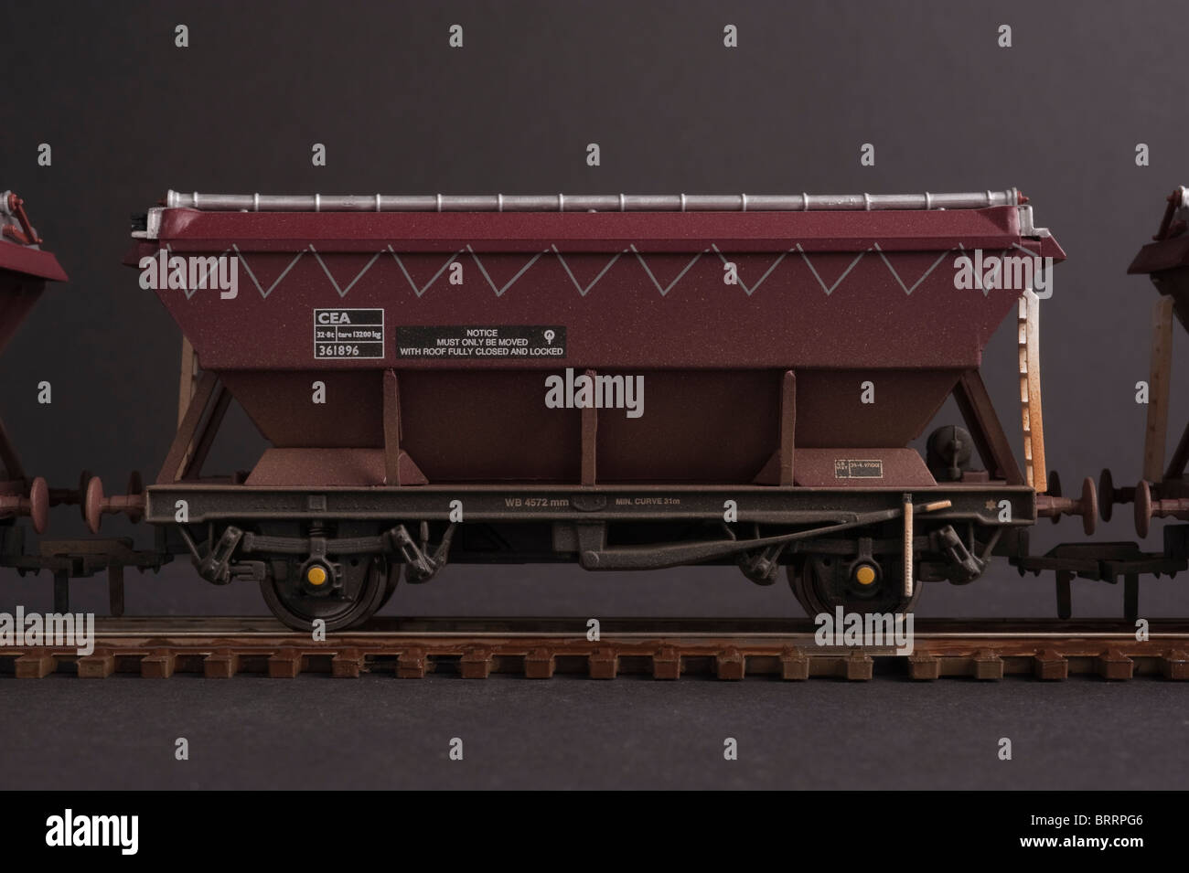 Les wagons-trémies couverts 46 tonne livrée EWS CEA, érodés, closeup Banque D'Images