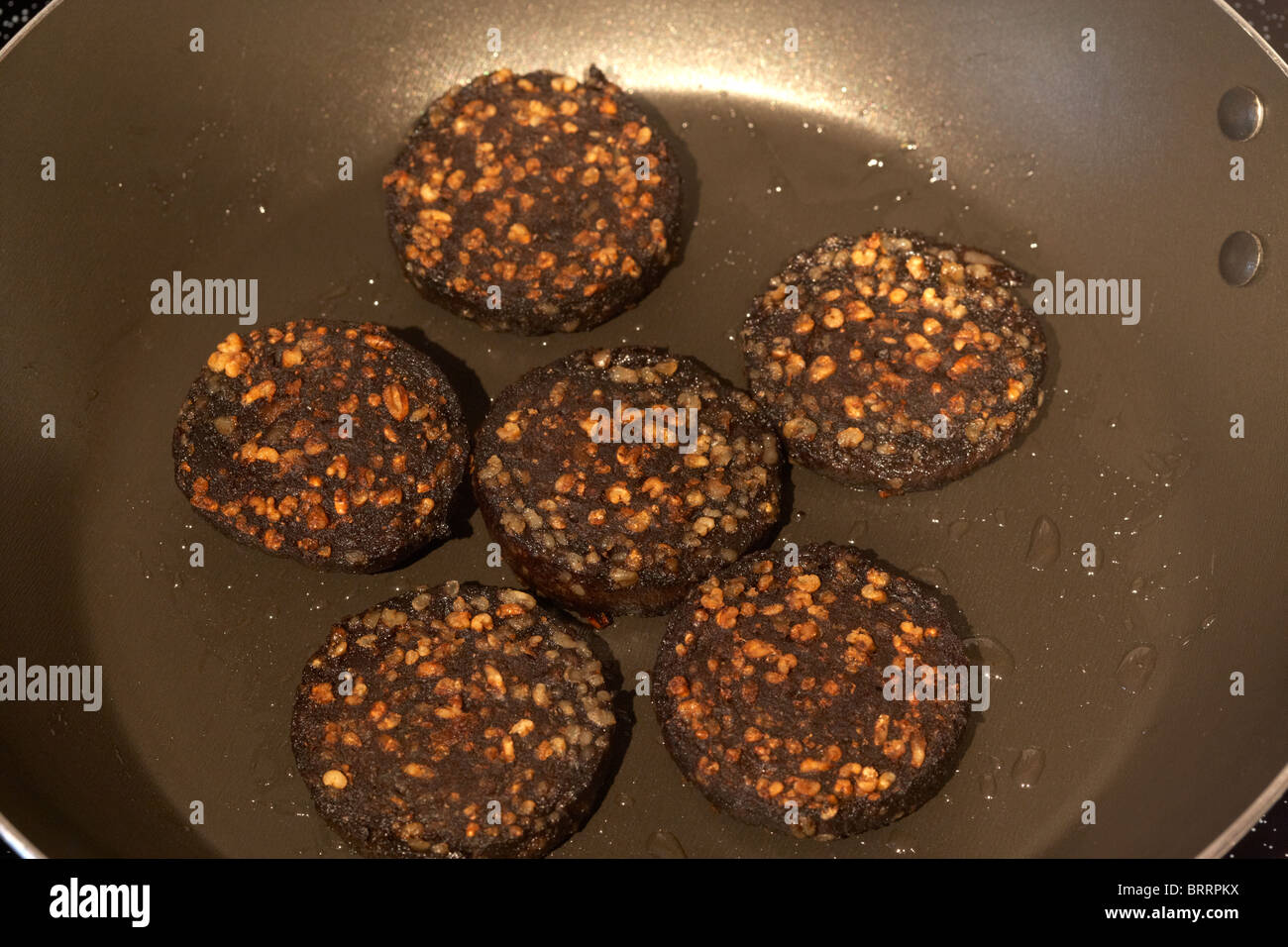 La cuisson du boudin noir dans une poêle Photo Stock - Alamy