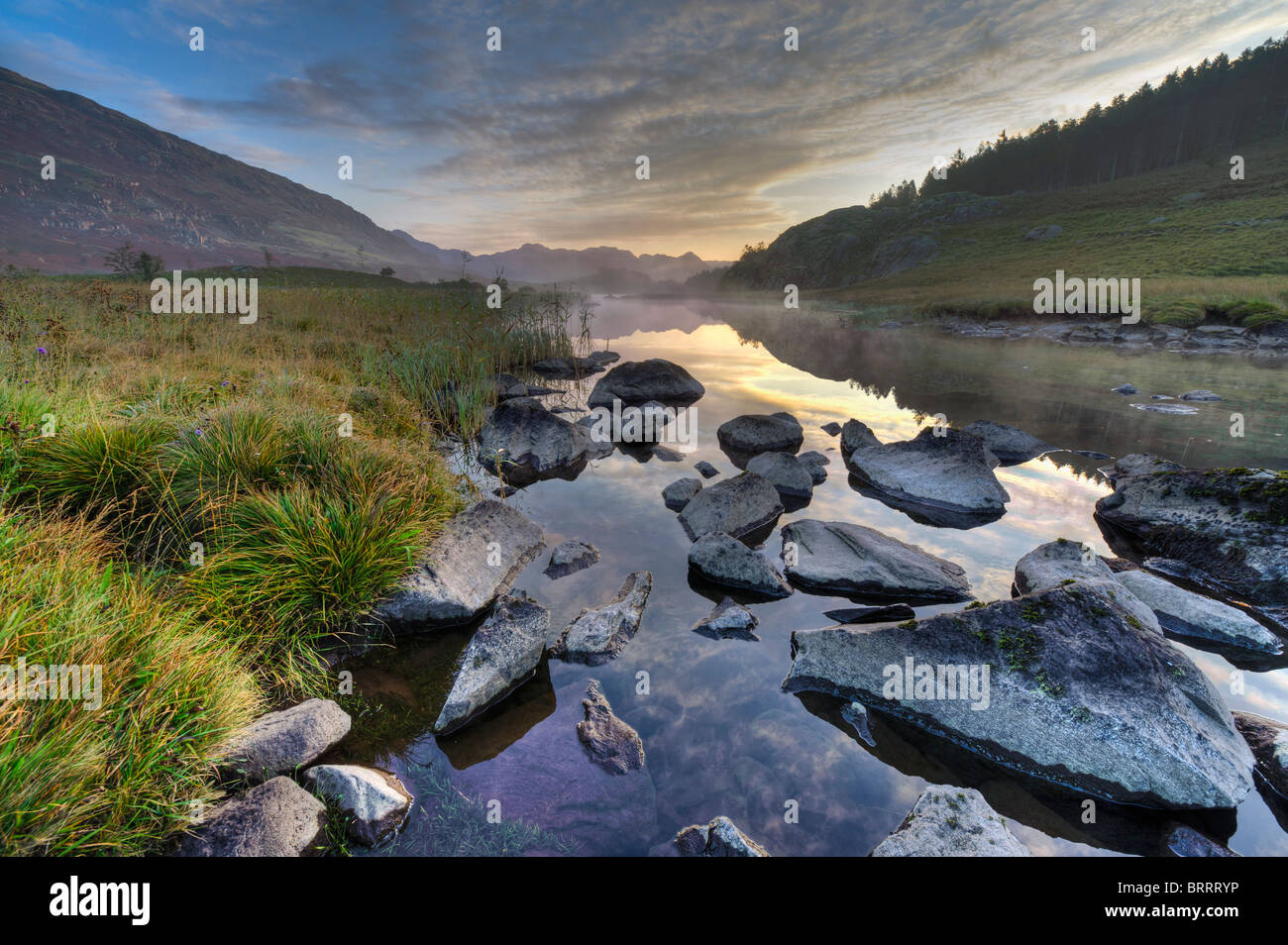 L'aube de l'automne sur un Llynau Mymbyr Snowdonia dans misty Banque D'Images