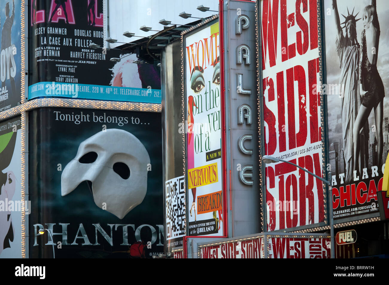 Des panneaux publicitaires pour des comédies musicales de Broadway sont vus dans Times Square à New York le mercredi, Octobre 6, 2010. (© Richard B. Levine) Banque D'Images