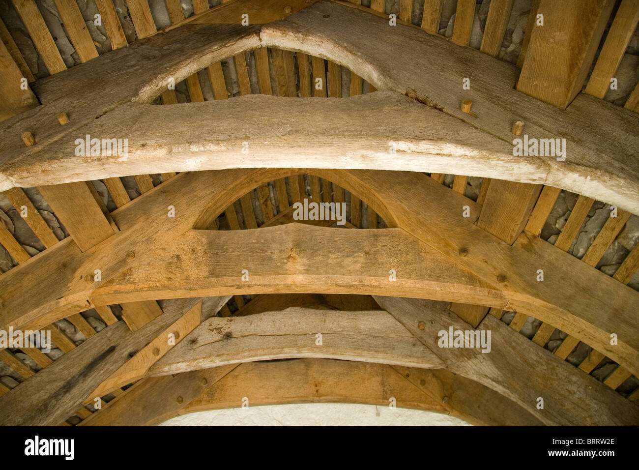 D'origine principalement fermes en bois soutenant le toit du porche de l'église St Teilo Banque D'Images