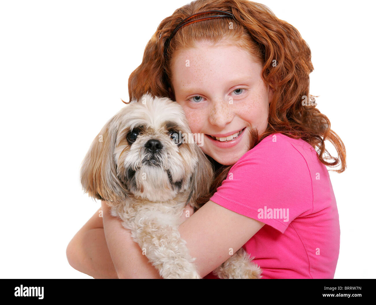 Une jeune fille aux cheveux rouge tenant son chien fermer over white Banque D'Images