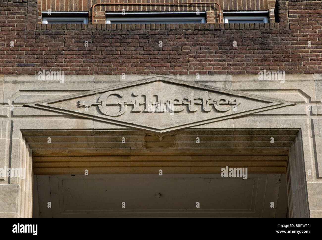 Gillette logo ci-dessus entrée principale de l'ancienne usine 1937 Gillette, à l'ouest de Londres, Angleterre Banque D'Images