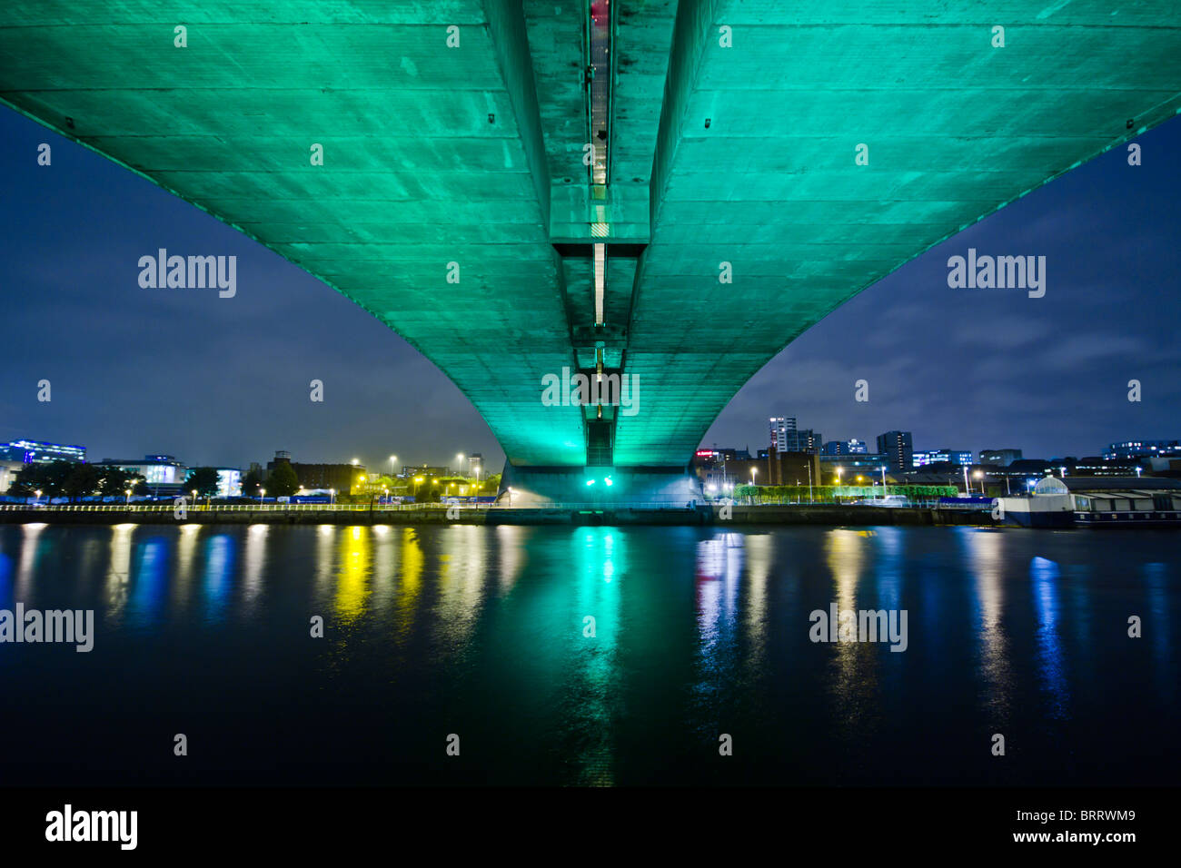 Glasgow's de Kingston Bridge sur la rivière Clyde dans la nuit. Banque D'Images