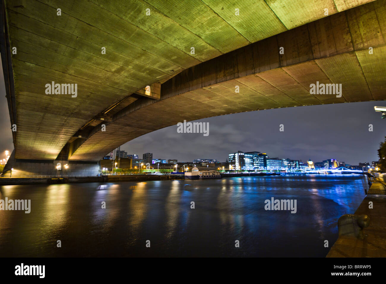 Glasgow's de Kingston Bridge sur la rivière Clyde dans la nuit. Banque D'Images