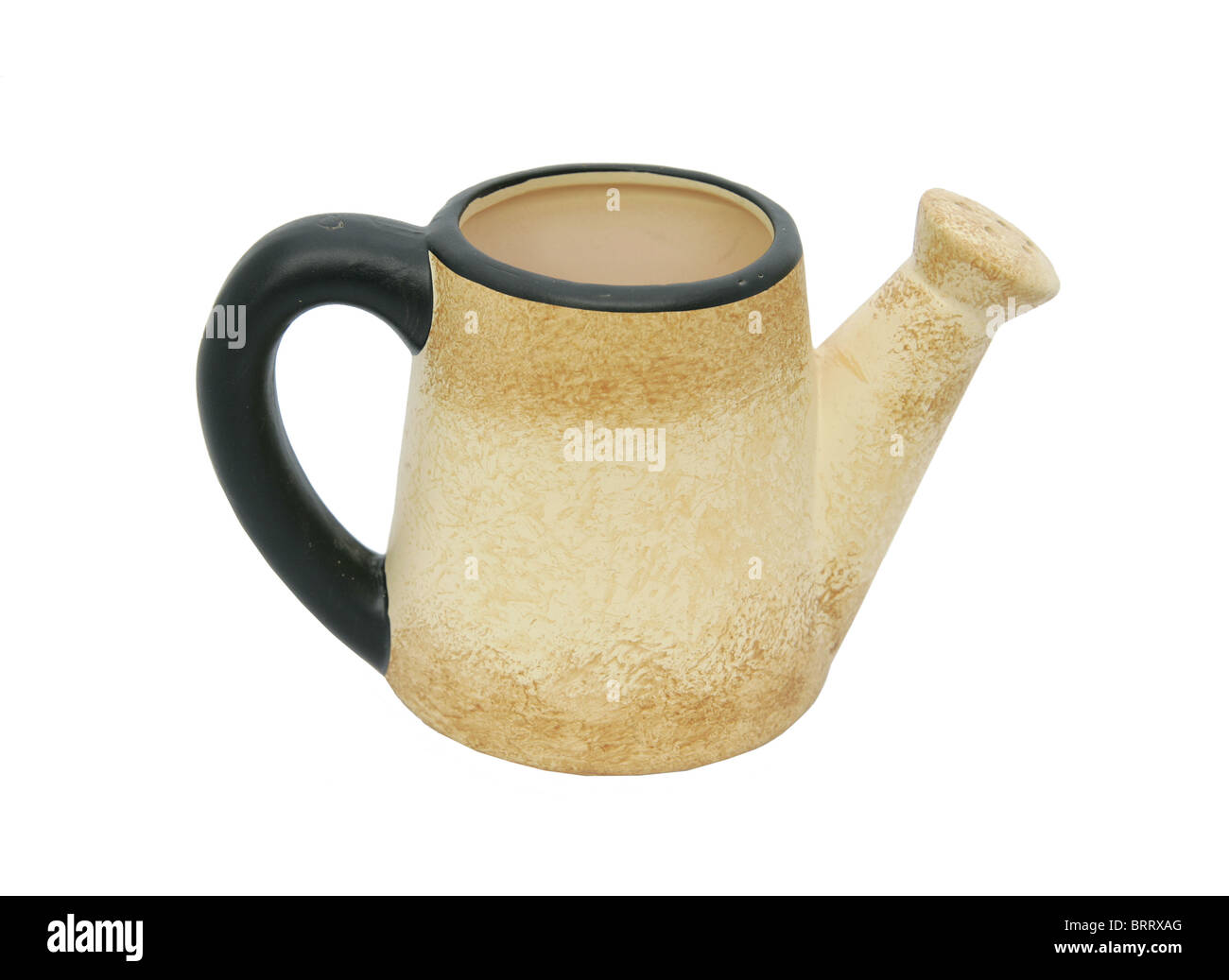 Un arrosage métal jaune sur fond blanc pitcher Banque D'Images