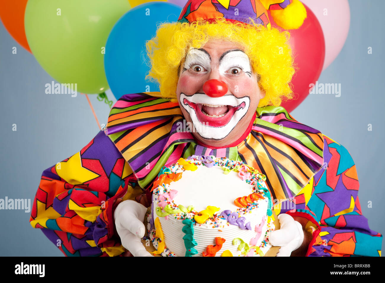 Joyeux Anniversaire Clown Tenant Un Gateau Blanc Pret Pour Votre Texte Photo Stock Alamy Joyeux Anniversaire Clown Tenant Un Gateau Blanc Pret Pour Votre Texte Photo Stock Alamy