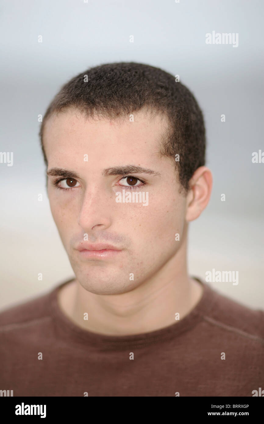 Un jeune homme close up face portrait Banque D'Images