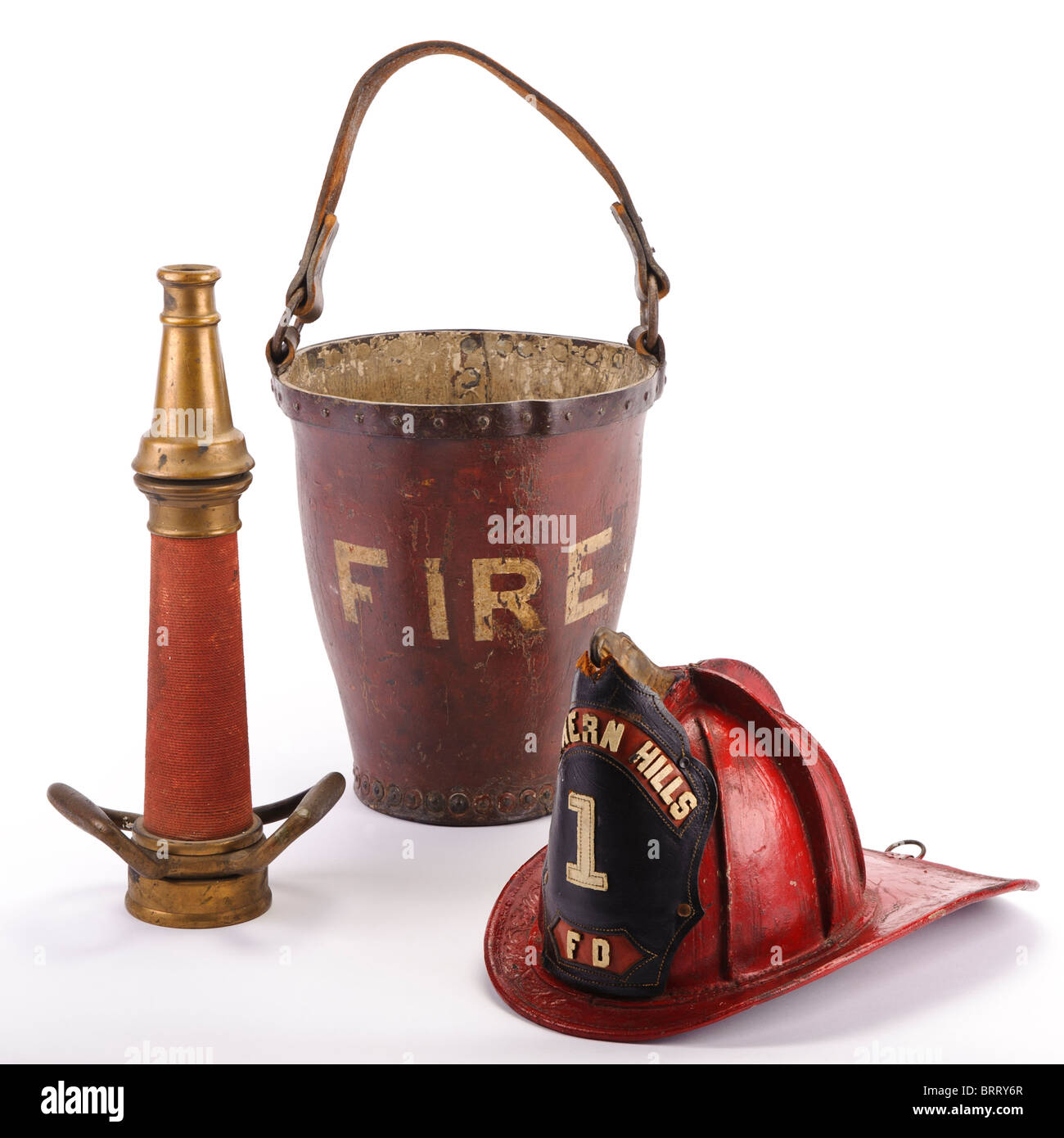 Les équipements d'incendie : antique (L.) de la buse en laiton, cuir fire bucket, et casque de cuir Banque D'Images