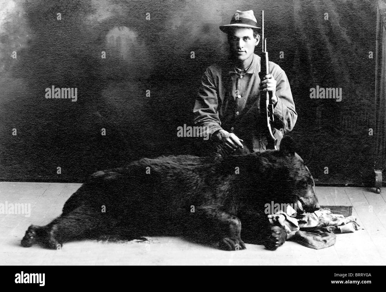 Hunter avec un ours, photographie historique, vers 1912 Banque D'Images