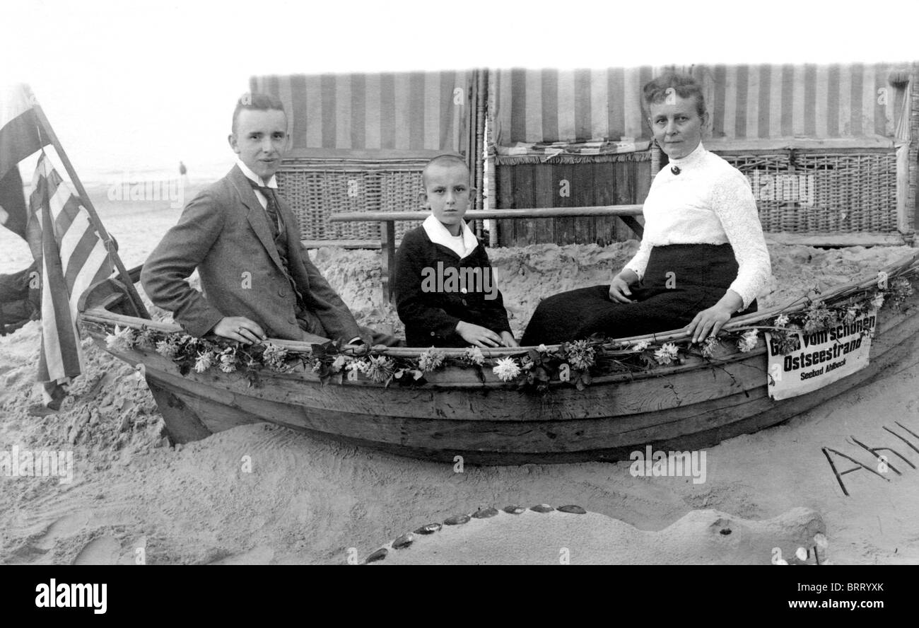 Trois personnes dans un bateau, photographie historique, autour de 1919, la mer Baltique Banque D'Images