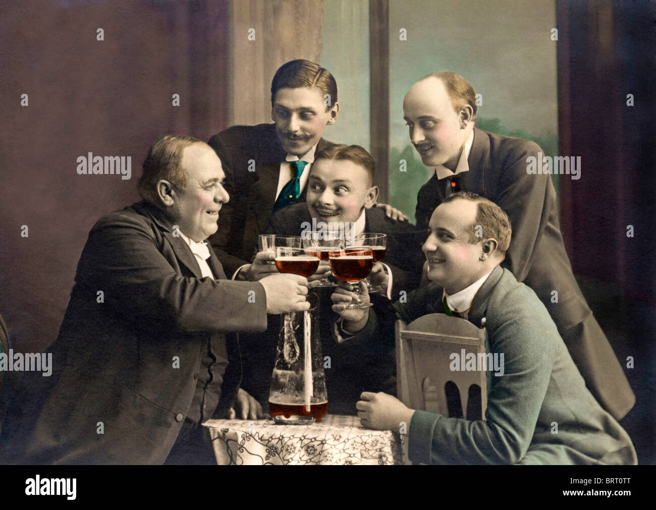 Les hommes de boire une bière ou vin rouge, photographie historique, autour de 1913 Banque D'Images