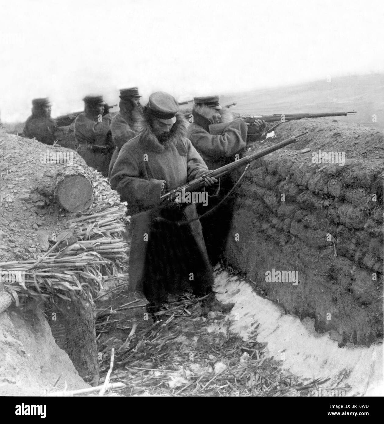 Soldats dans une tranchée, la photographie historique, autour de 1915, Première Guerre mondiale Banque D'Images
