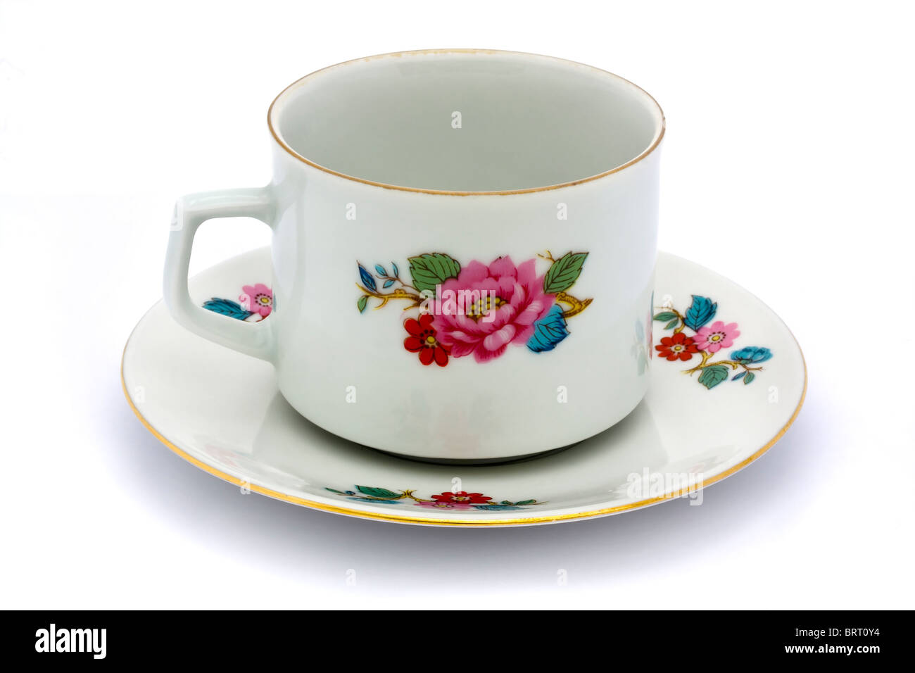 Tasse et soucoupe thé floral sur fond blanc Banque D'Images