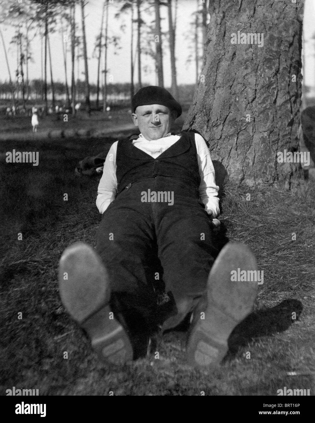 Le repos, l'homme photographie historique, autour de 1927 Banque D'Images