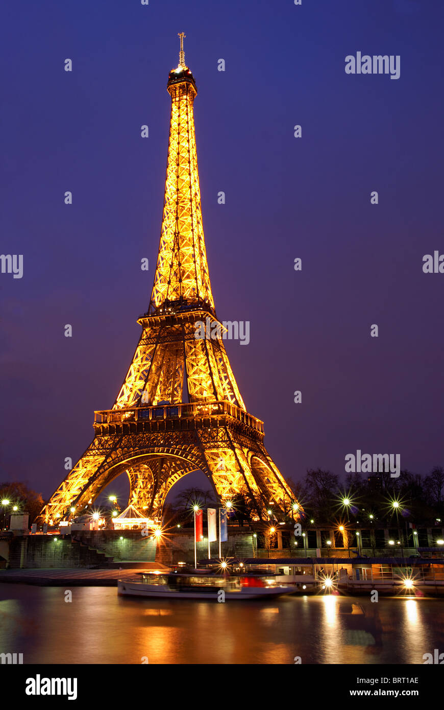 La tour Eiffel à Paris illuminé de nuit Photo Stock Alamy