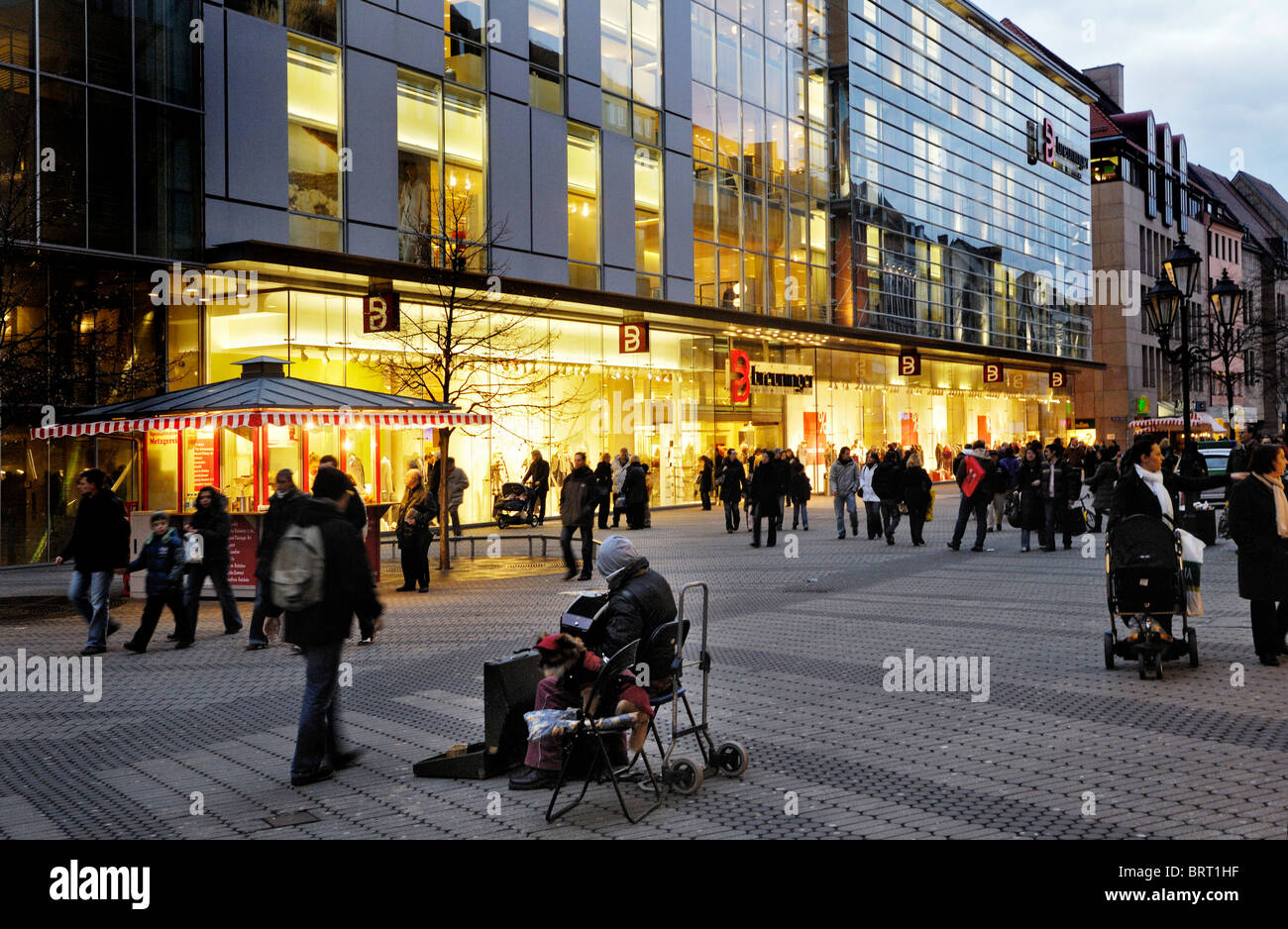 Mendiant devant un magasin, zone piétonne, Nuremberg, Bavière, Allemagne, Europe Banque D'Images