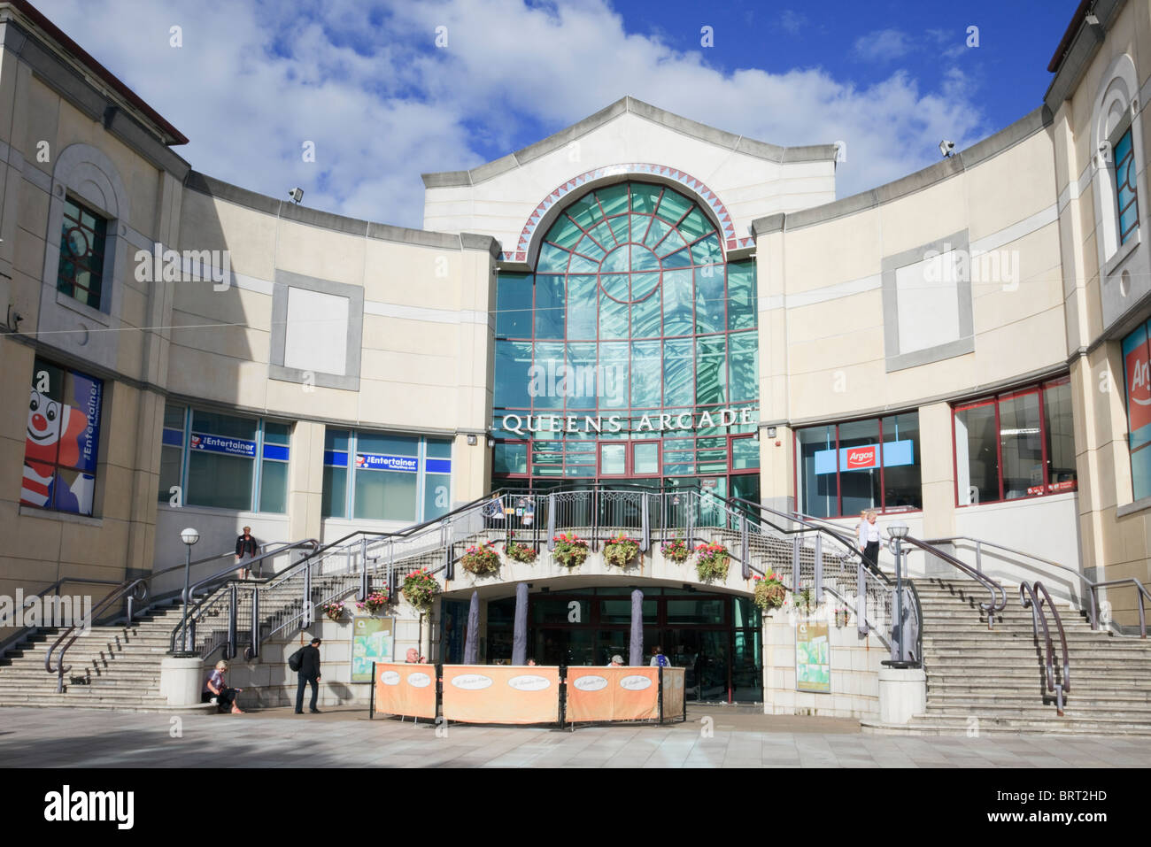 Entrée de Queens Arcade shopping centre à Cardiff (Caerdydd), Glamorgan, Pays de Galles, Royaume-Uni, Angleterre. Banque D'Images