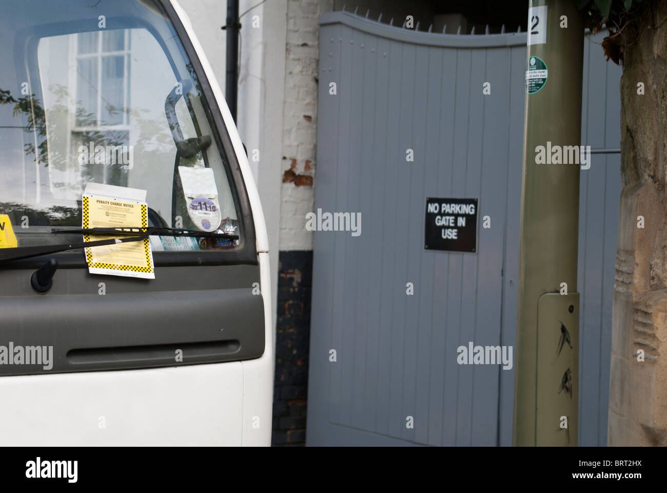 No Parking Sign avec véhicule et Ticket de parking Banque D'Images