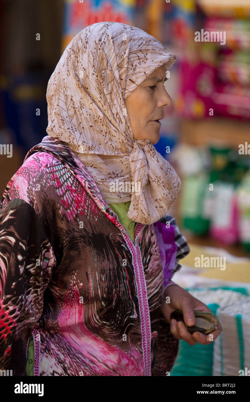 Femme musulmane;shopping,Maroc médina de Fès Banque D'Images