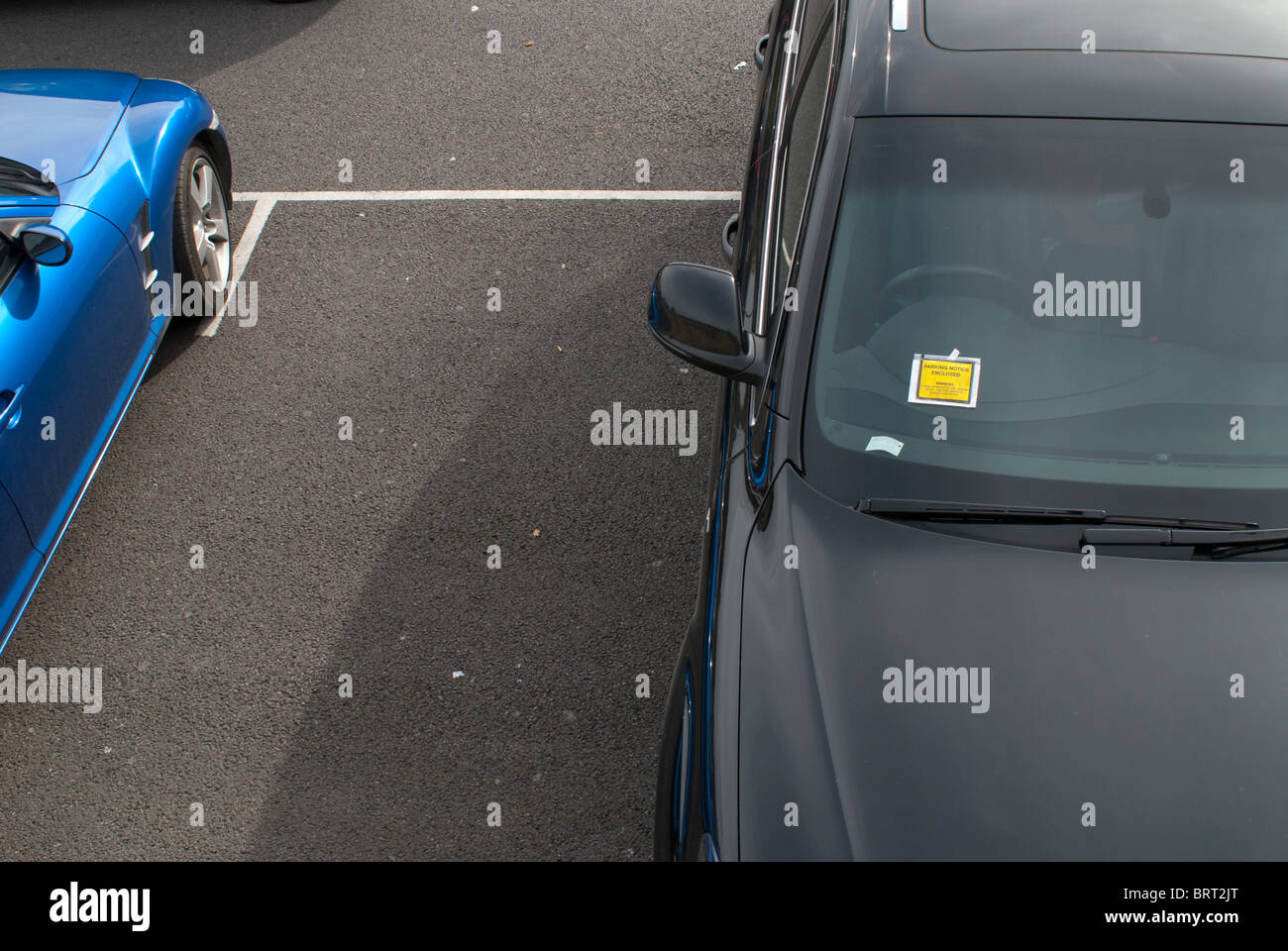 Ticket de parking sur pare-brise de voiture Banque D'Images