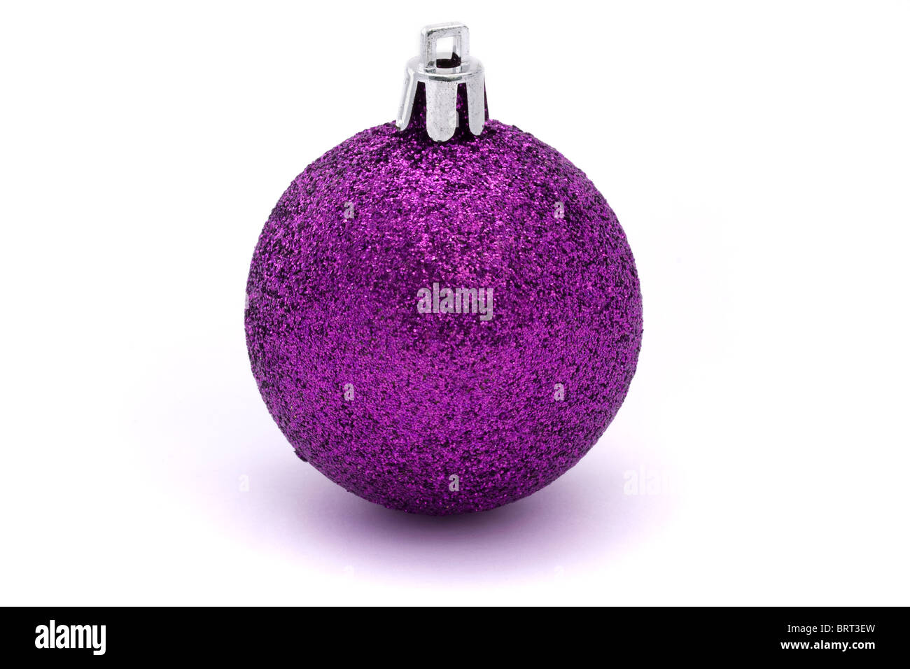 Glitting purple boule de noël sur fond blanc Banque D'Images