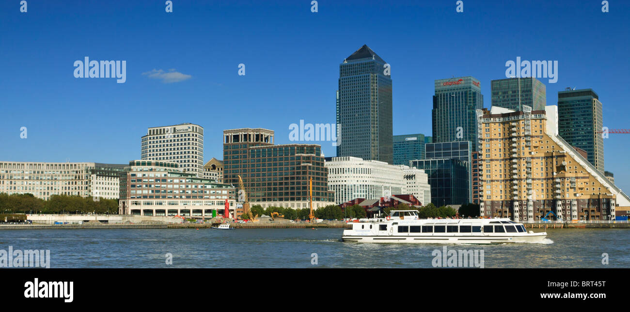 Bateau-mouche sur la Tamise, Canary Wharf, les Docklands, Londres, Angleterre Banque D'Images