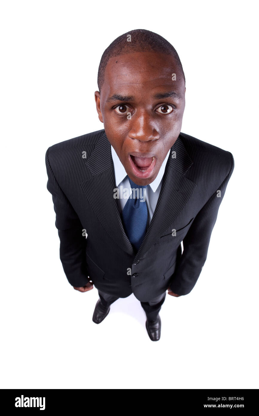 African businessman crier avec un étrange visage expression et d'ouvrir la bouche (isolé sur blanc) Banque D'Images