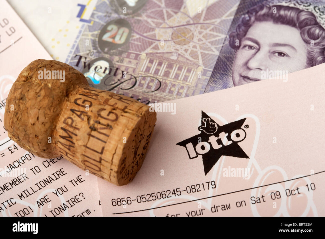 La UK National Lottery Ticket lotto par crochetage et note de 20 livres et de bouchon de champagne Banque D'Images