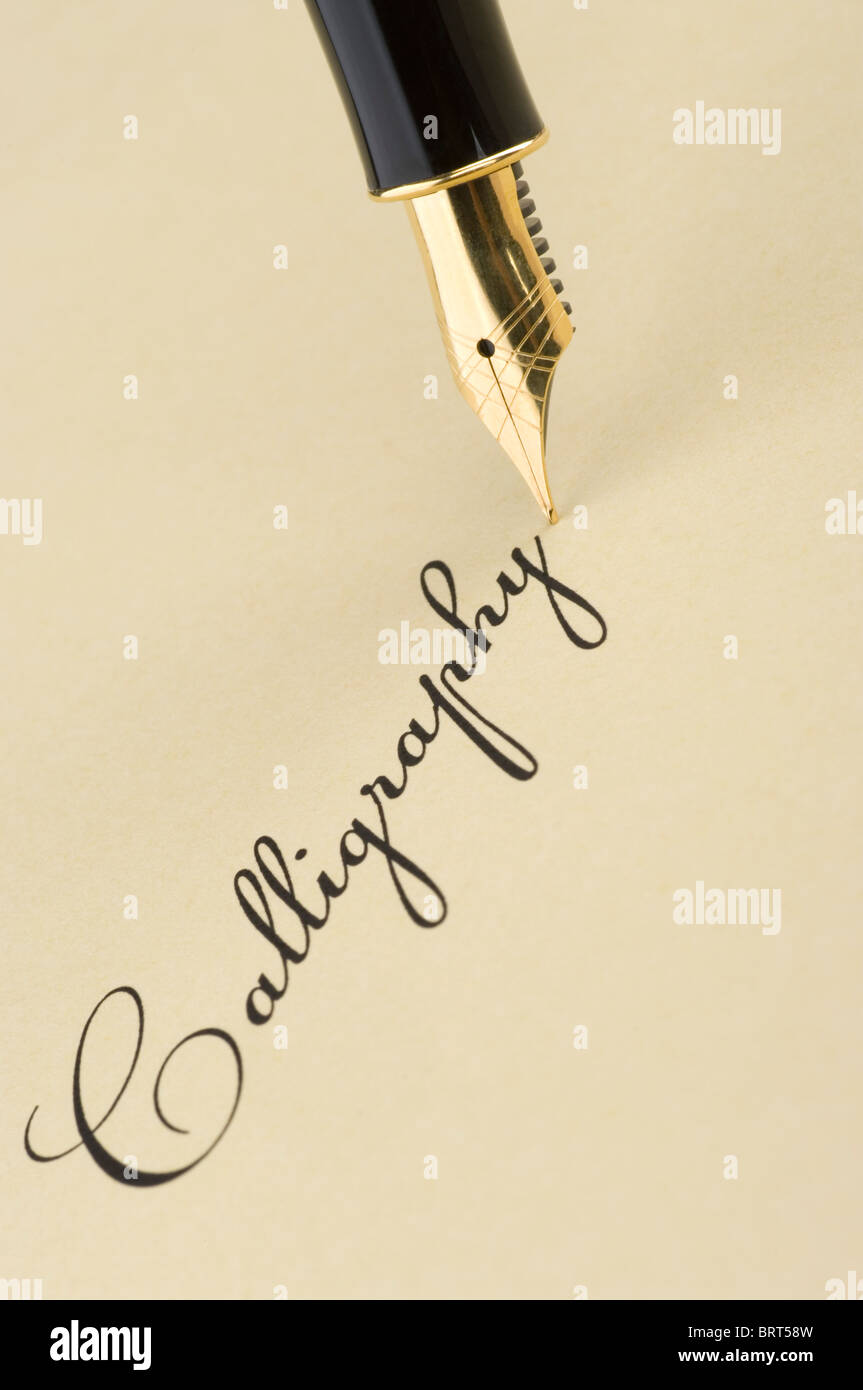 Inscription avec plume d'or de calligraphie Banque D'Images