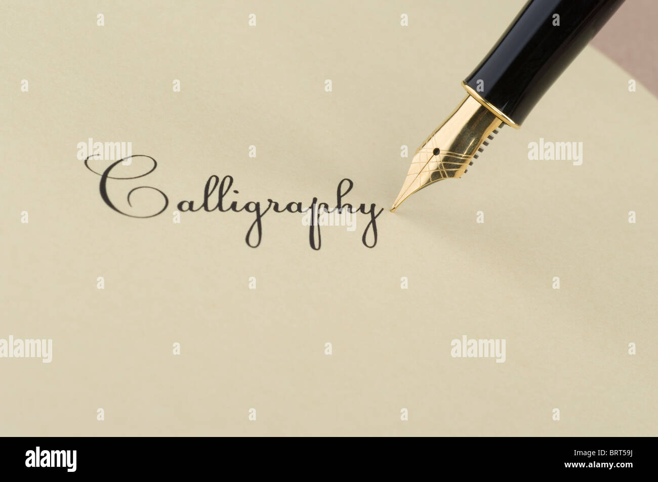 Inscription avec plume d'or de calligraphie Banque D'Images