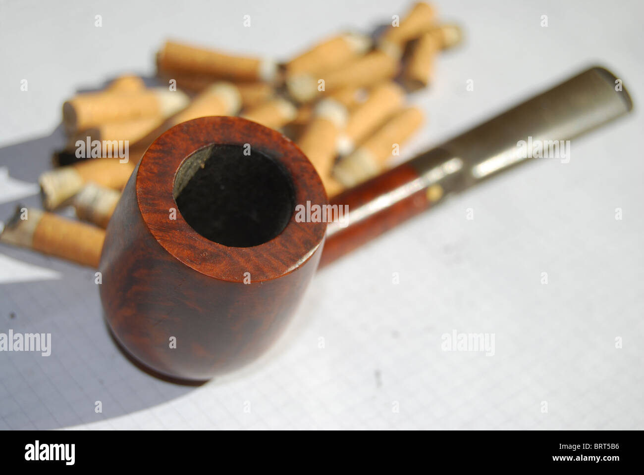 La fumée. Un rappresentative libre de fumée de cigarette et pipe Banque D'Images