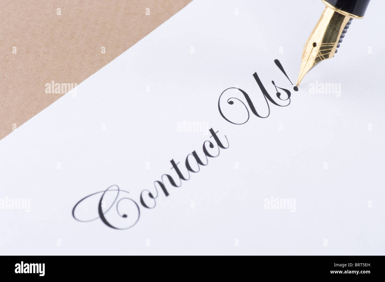 Inscription Nous contacter avec plume d'or Banque D'Images