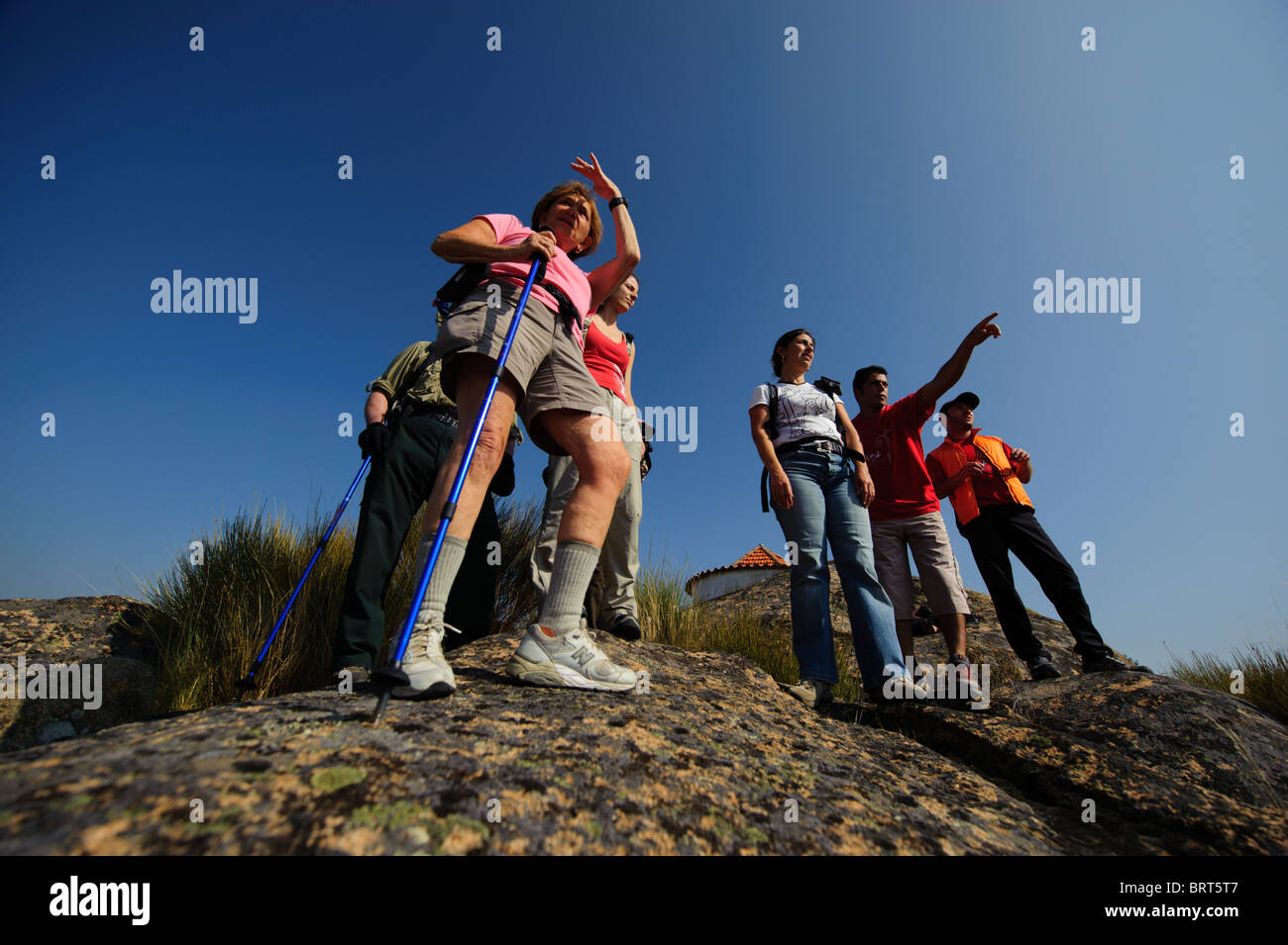 Groupe de randonneurs l'observation des oiseaux sur le dessus d'un rocher Banque D'Images