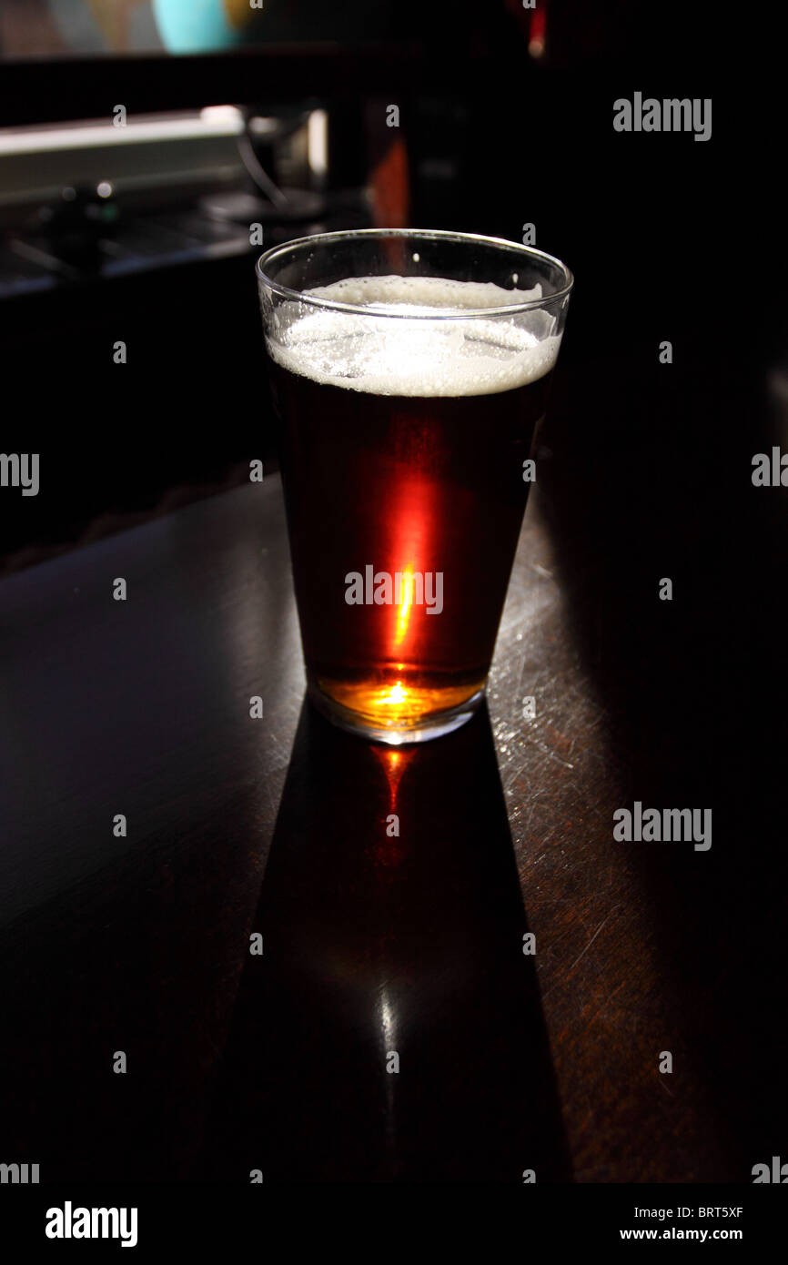 Pinte de bière amère de verre de bière dans un pub anglais Banque D'Images