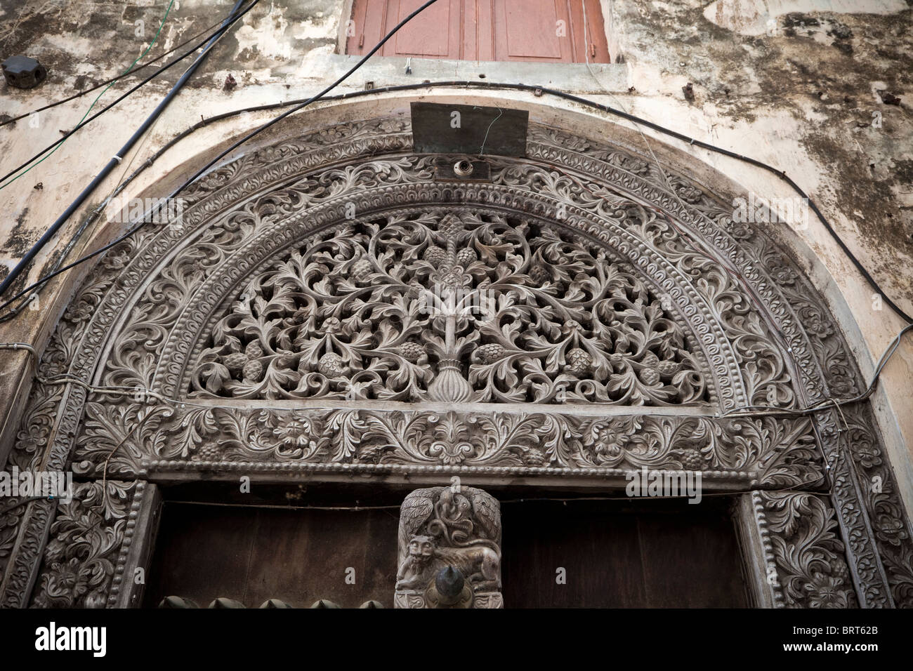 Zanzibar, Tanzanie. Porte en bois sculpté, de Style indien (sommet arrondi), Stone Town. Banque D'Images