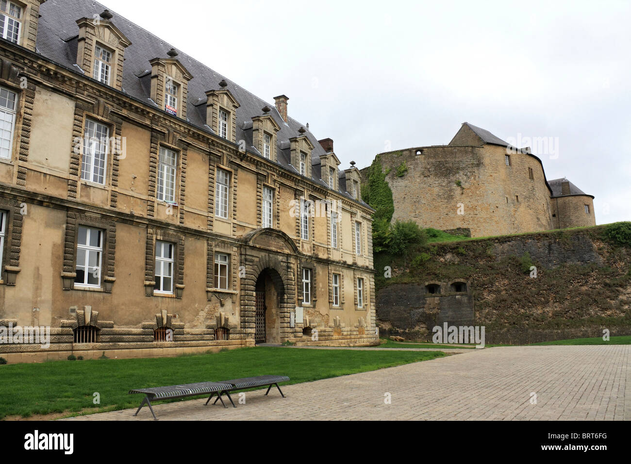 Le Château de Sedan est un château situé à Sedan, sur la Meuse dans le département des Ardennes et la France. Banque D'Images