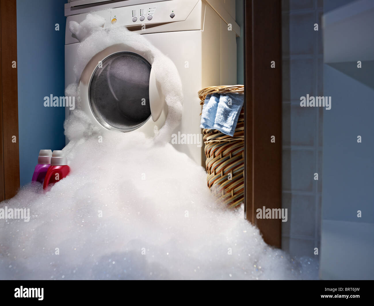 Sortant de savon lave-linge cassé Photo Stock - Alamy