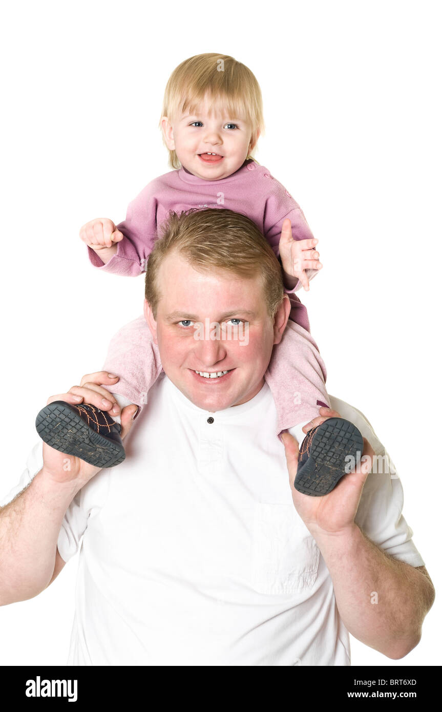 Heureux père fille jouant avec un enfant. Enfant assis sur le cou de l'homme. Isolé sur fond blanc. Studio shot Banque D'Images