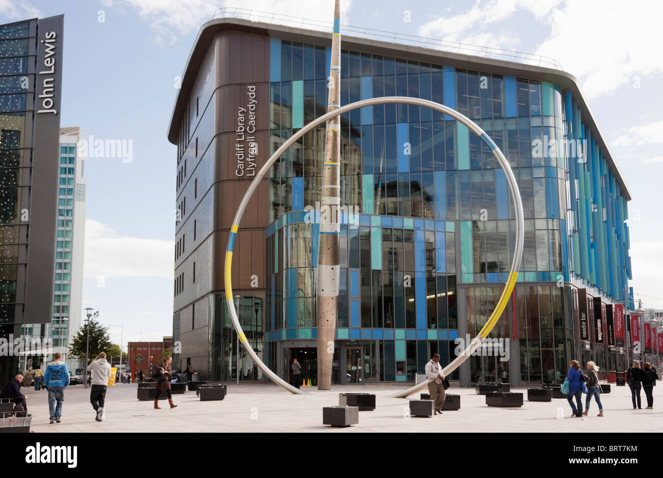 Scène de rue à l'extérieur de la bibliothèque centrale publique moderne et Sculpture metal Alliance en zone piétonnière. Cardiff (Caerdydd), Glamorgan, Pays de Galles, Royaume-Uni Banque D'Images
