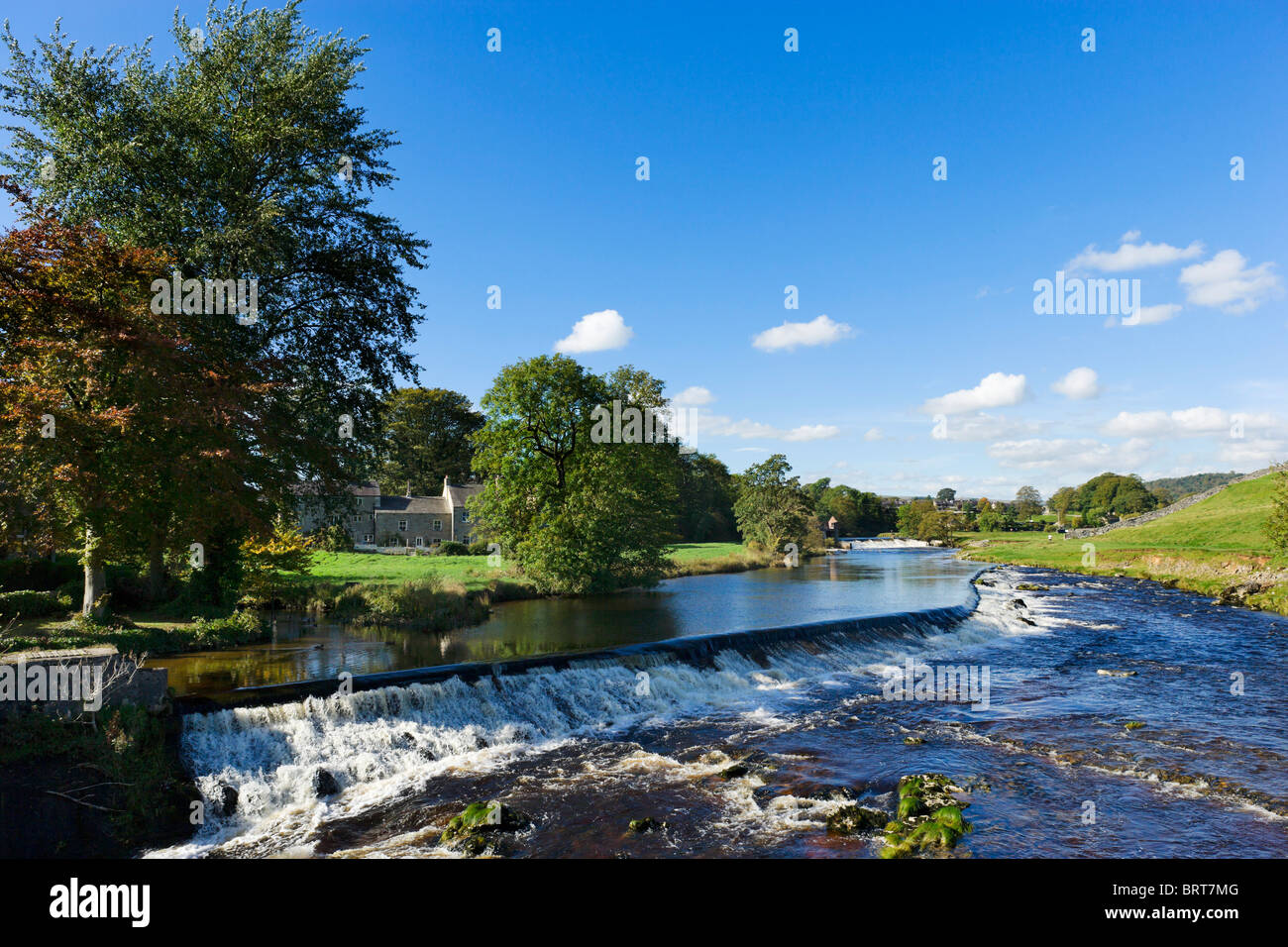 Linton Falls sur la rivière Wharfe, près de Grassington, Wharfedale, Yorkshire Dales National Park, England, UK Banque D'Images