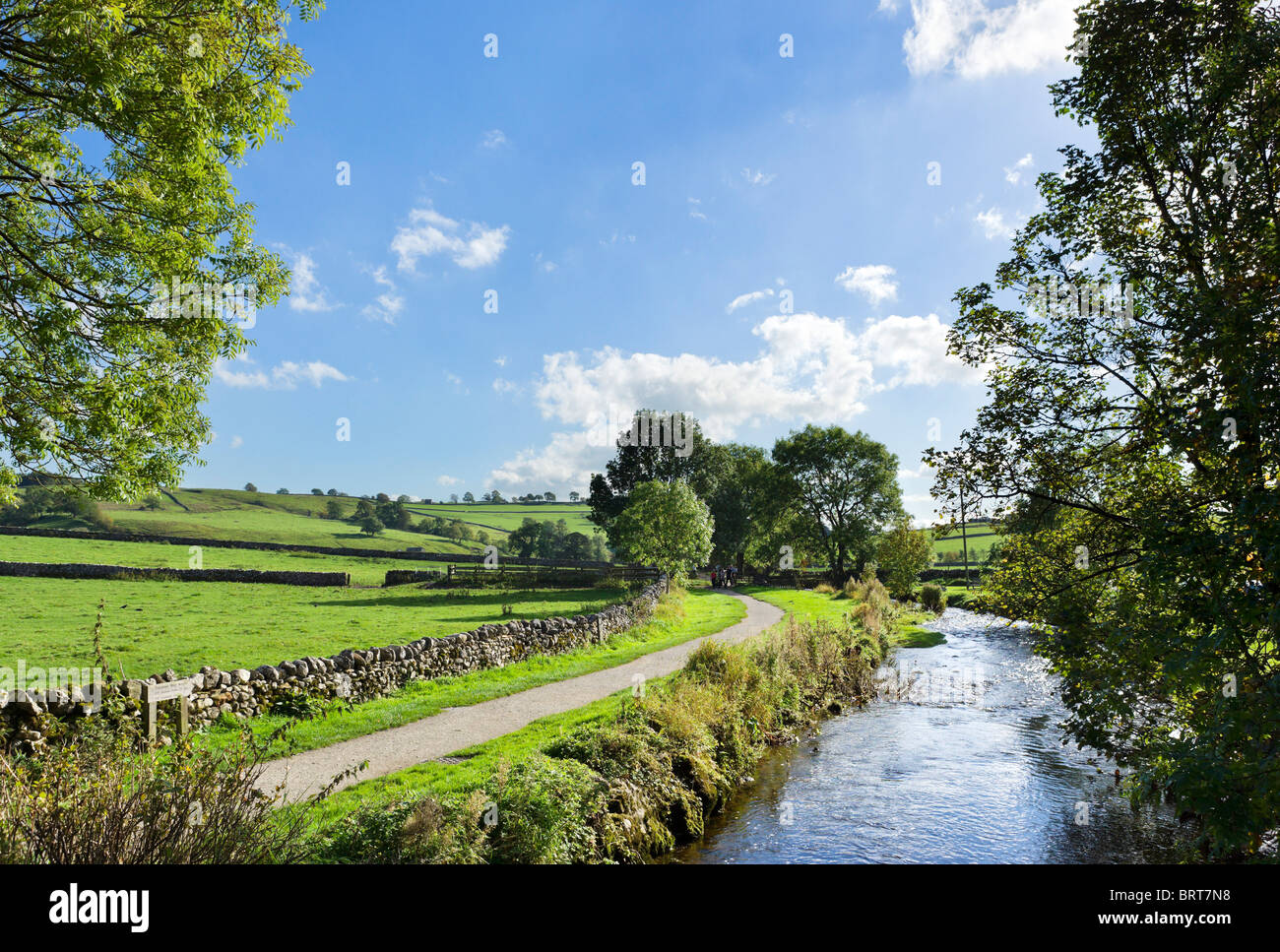 Malham Beck dans le village de Malham, Wharfedale, Yorkshire Dales National Park, England, UK Banque D'Images