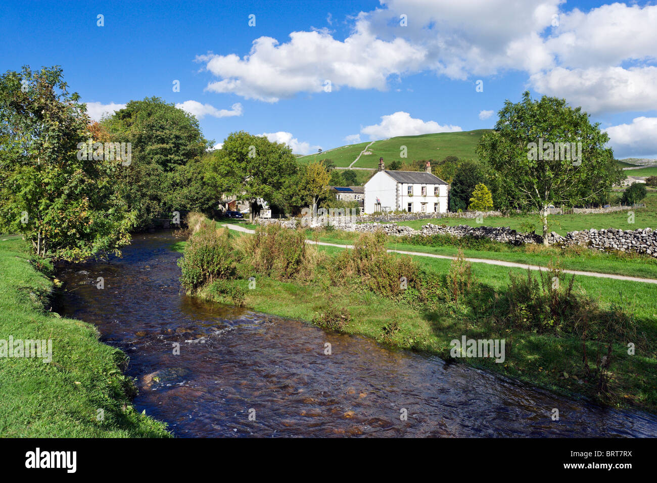 Malham Beck dans le village de Malham, Wharfedale, Yorkshire Dales National Park, England, UK Banque D'Images