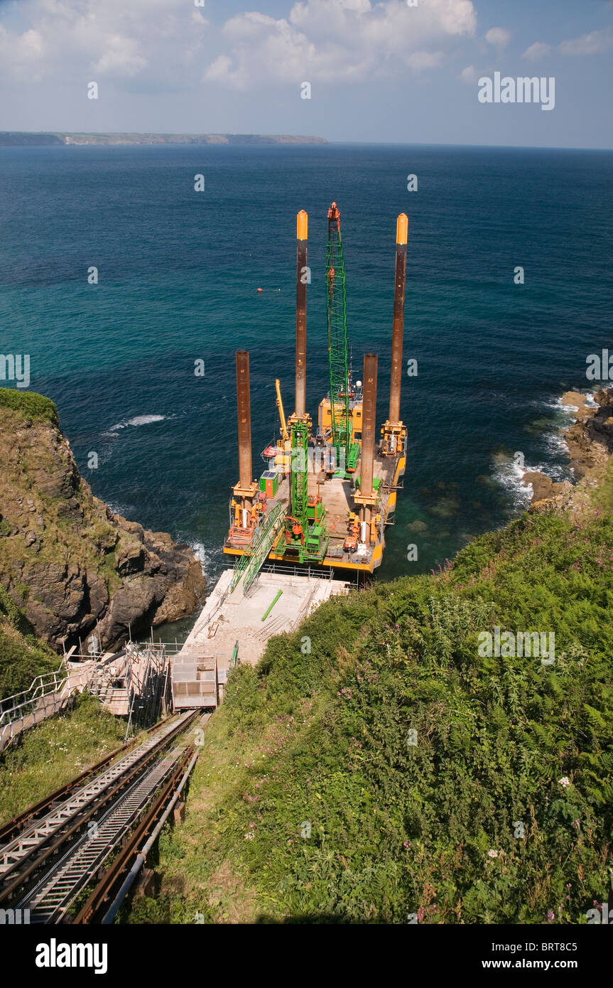 Les travaux de construction de la station de sauvetage de la RNLI Kilcobben Cove Cornwall England UK Banque D'Images