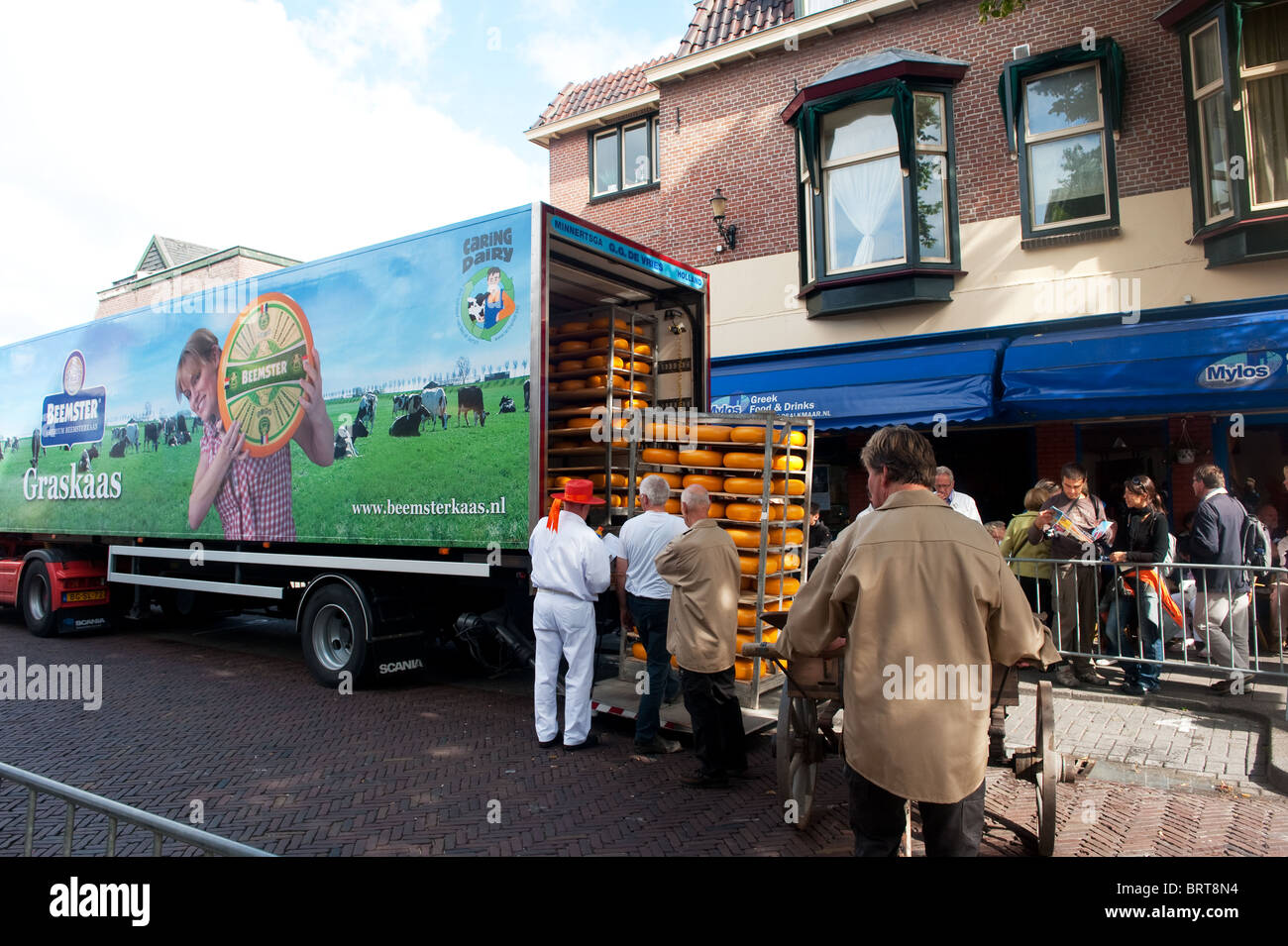Le chargement des camions après le marché des fromages Banque D'Images