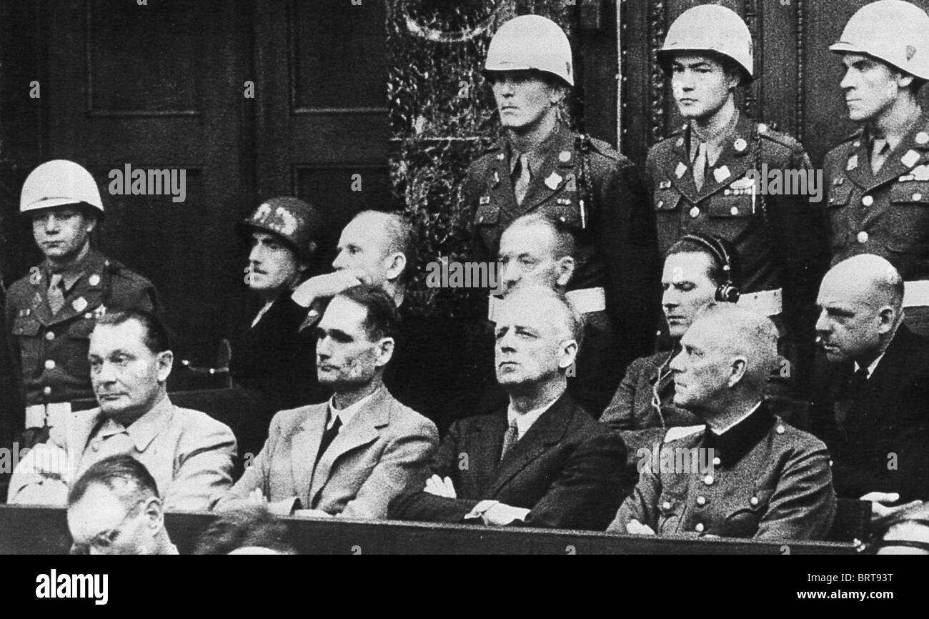 Au procès de Nuremberg en novembre 1945-décembre 1946. L'avant de gauche à droite : Goering, Hess, von Ribbentrop, Keitel Banque D'Images