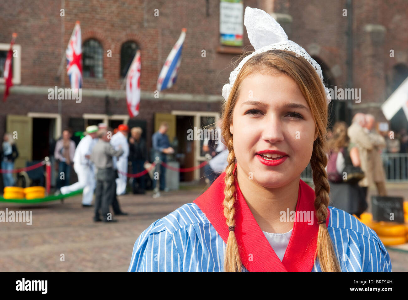 À la Fille habillée traditionnel marché aux fromages d'Alkmaar Banque D'Images