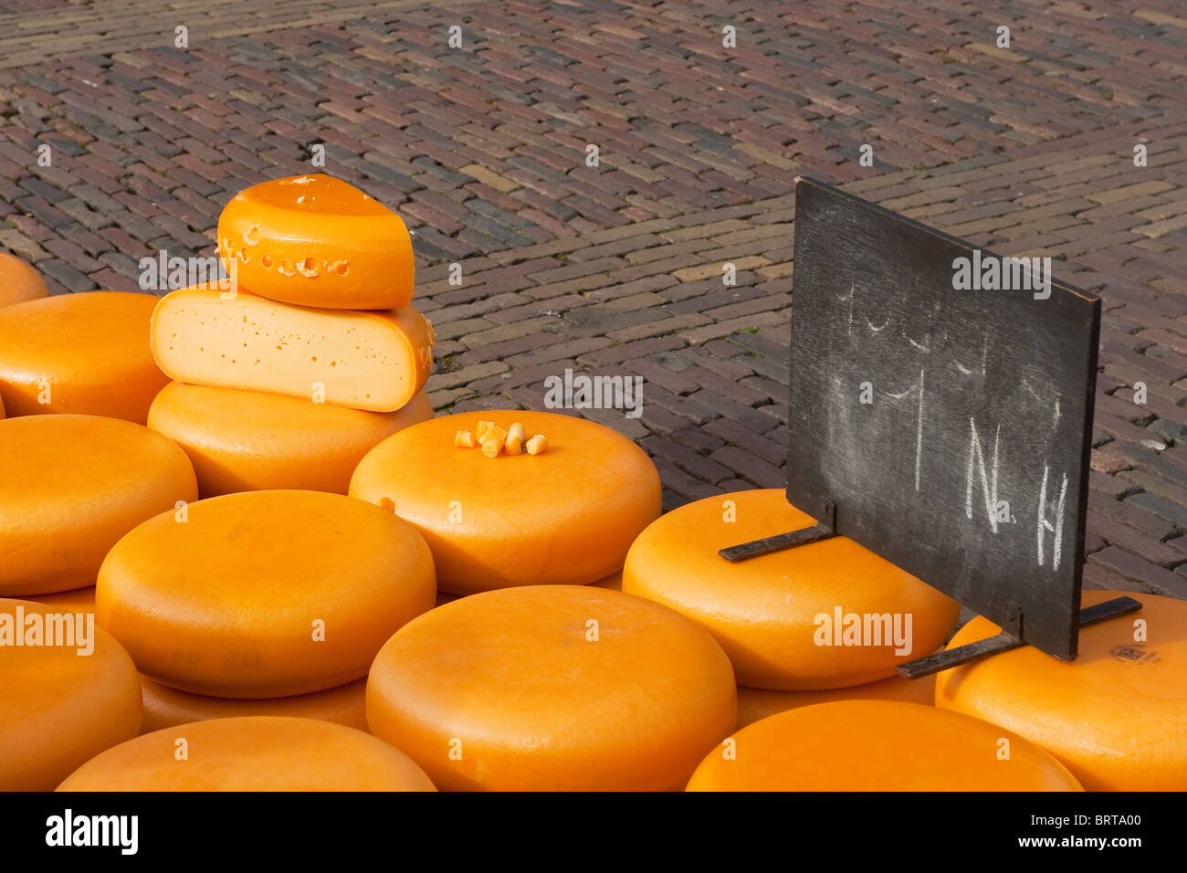 De nombreux fromages hollandais entier dans le marché d'Alkmaar Banque D'Images