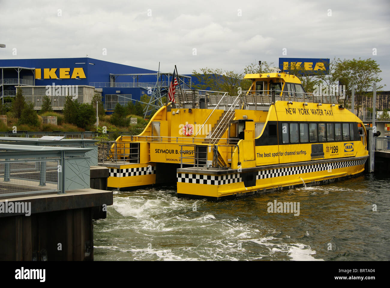 Taxi de l'eau attire une clientèle de magasin Ikea à Brooklyn, NY Banque D'Images